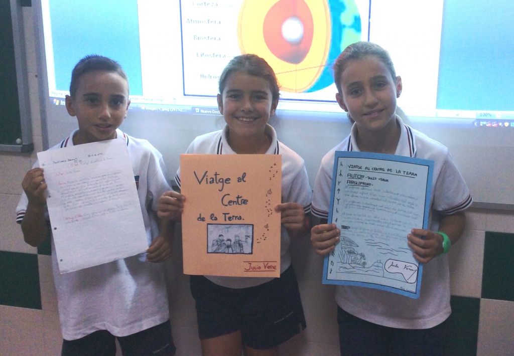 Alumnas orgullosas con sus trabajos 