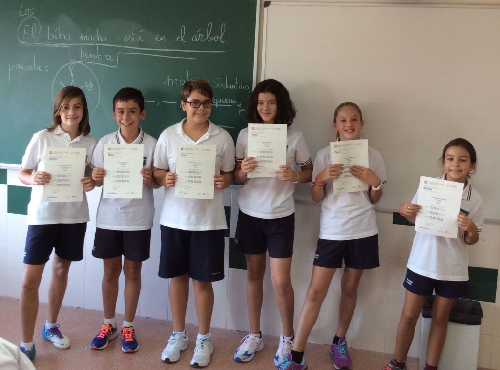 Alumnos felices de haber obtenido sus Diplomas de Cambridge 