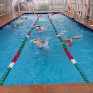 Los alumnos de Secundaria practicando en la piscina del Colegio