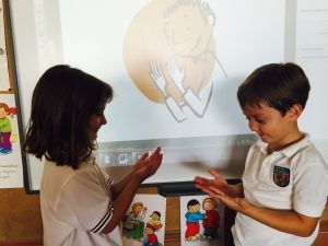 Aprendemos que cada letra tiene su simbolo. Es muy divertido ! 