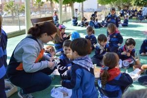 Todos juntos nos hemos comido la mona de Pascua en el patio