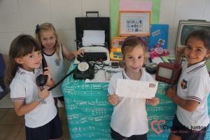 En clase y con ayuda de las familias hemos investigado sobre los diferentes medios de comunicación