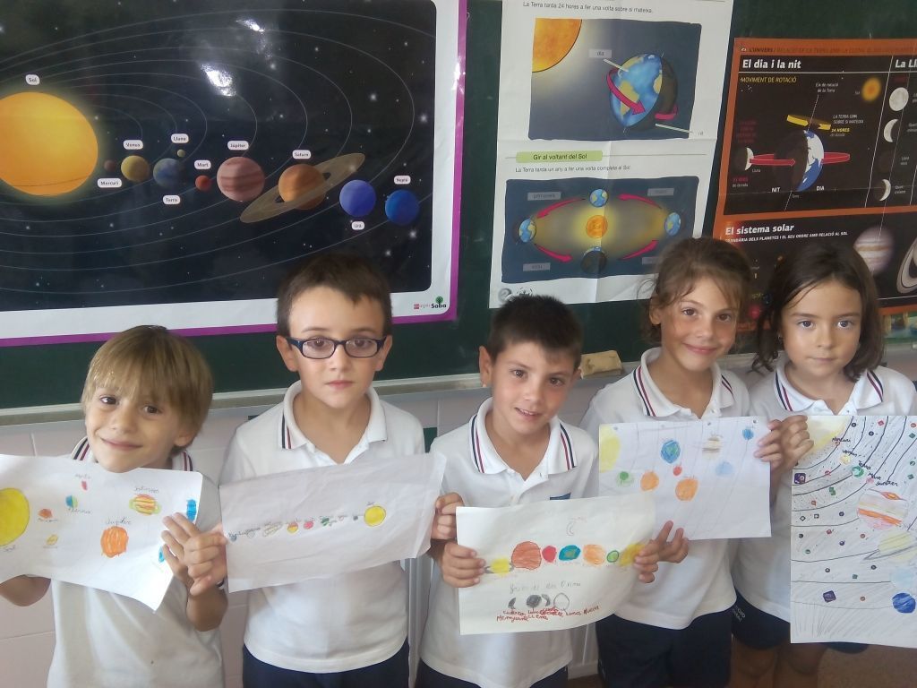 Murales, libros. juegos de cartas... con todo esto hemos aprendido muchas cosas acerca del Sistema Solar 