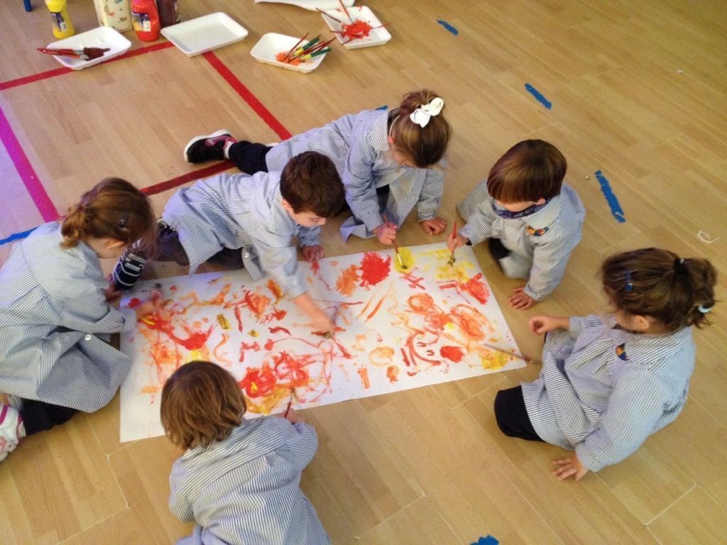 Entre todos hemos pintado un gran mural con los colores del Otoño