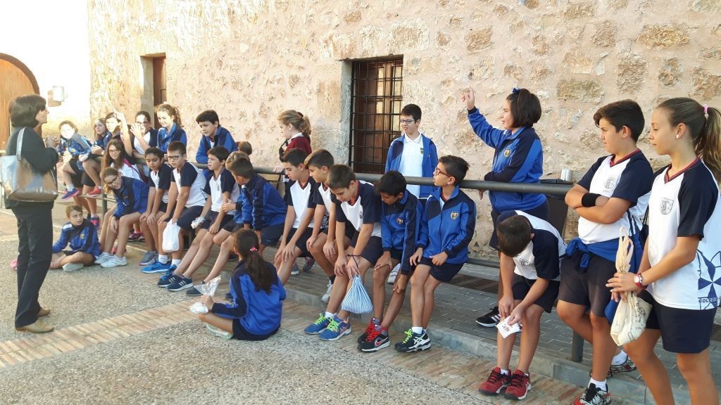 Tots els alumnes molts atents a les explicacions de l´ història del Castell