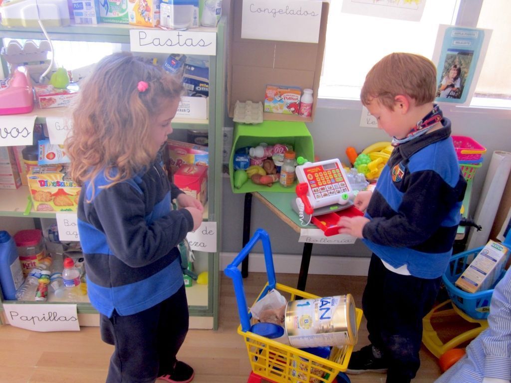 Durante estos dias la clase de P4 ha sido un supermercado, donde hemos aprendido un montón de cosas sobre los alimentos 