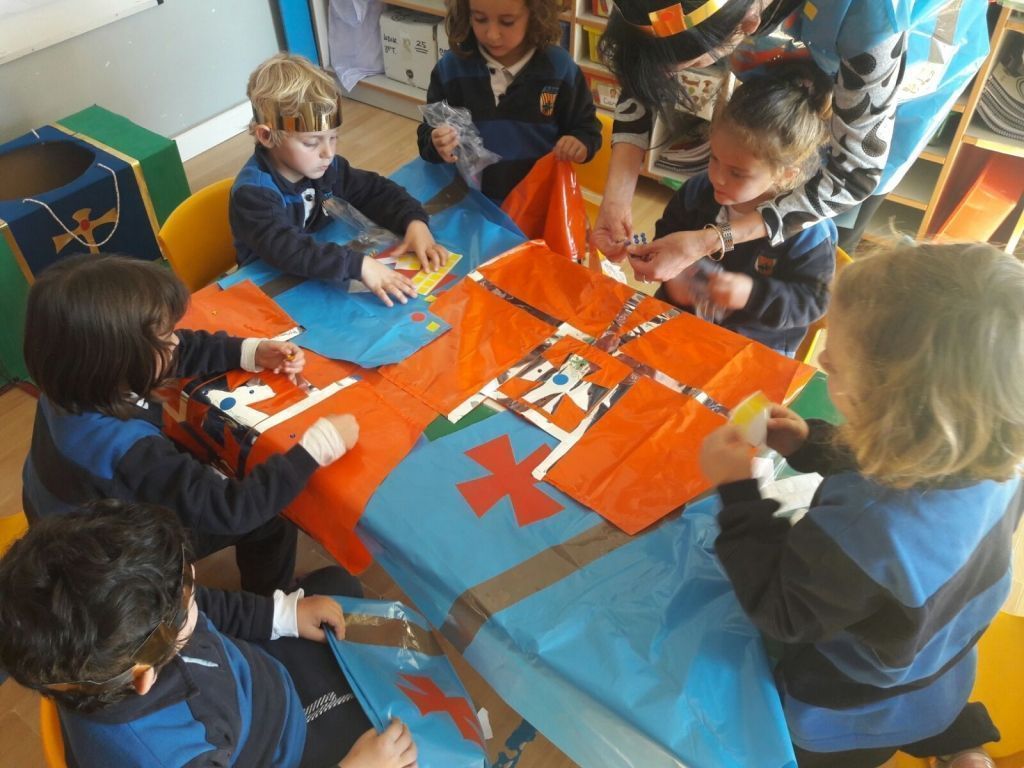 Tuvimos un taller en el que nos "fabricamos" nuestros trajes de caballeros y princesas. ¡Gracias familias por participar ! 