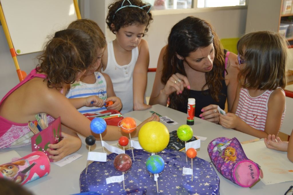 Con nuestra "teacher" estamos aprendiendo un montón de cosas sobre el Espacio 