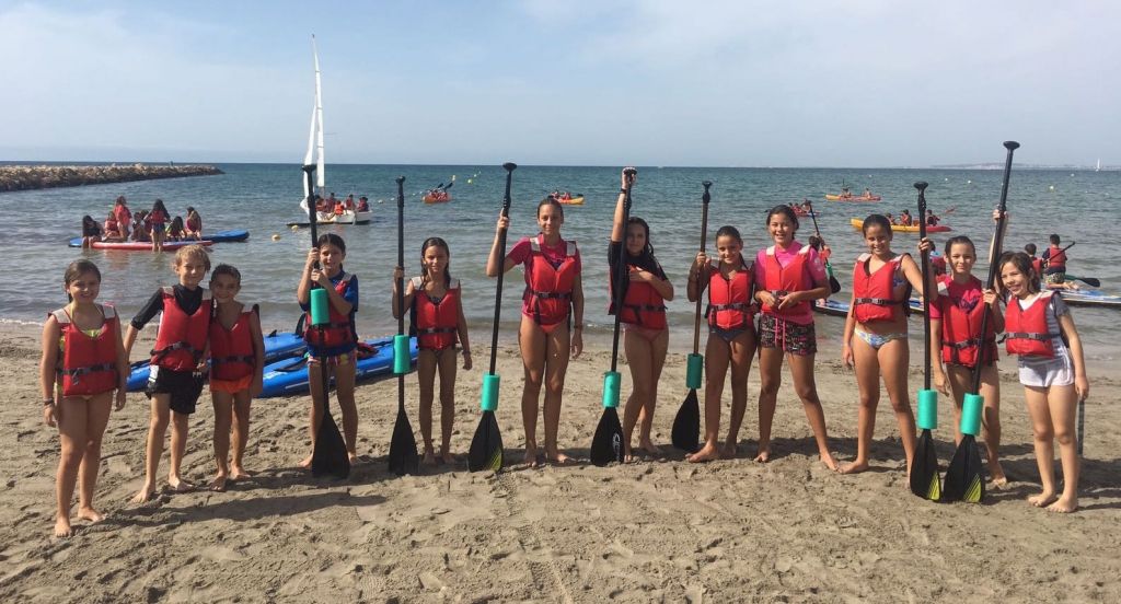 En Primaria, los alumnos bajan a la playa a practicar deportes náuticos 