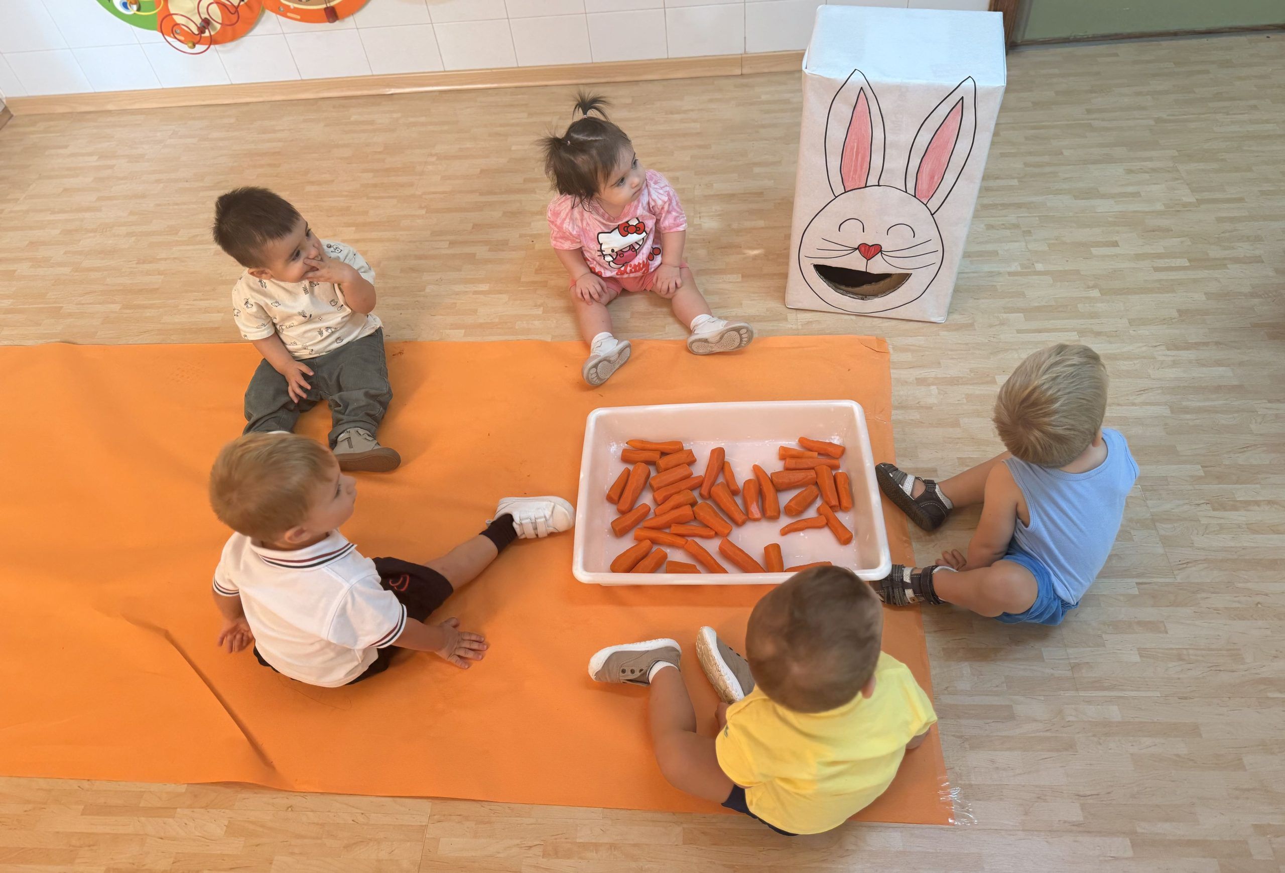 Comemos zanahorias con nuestra mascota Nube